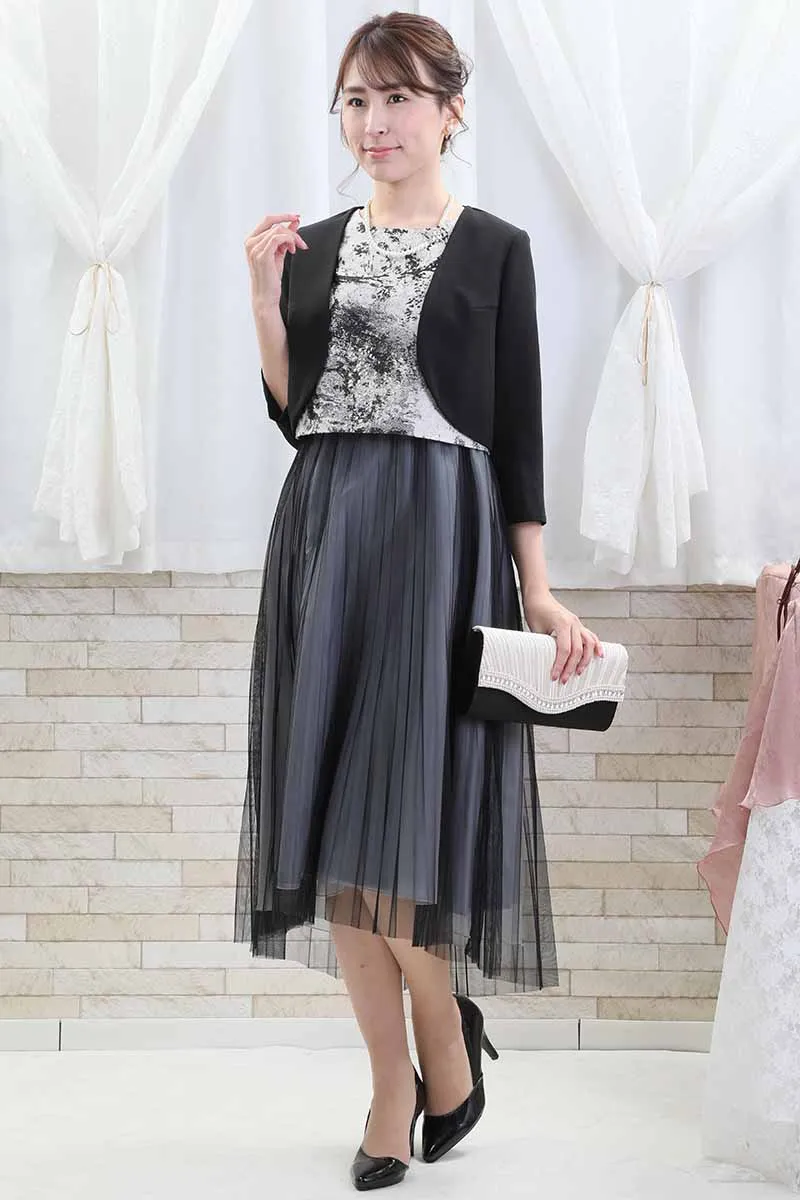 ブラックのプリーツチュールドレス