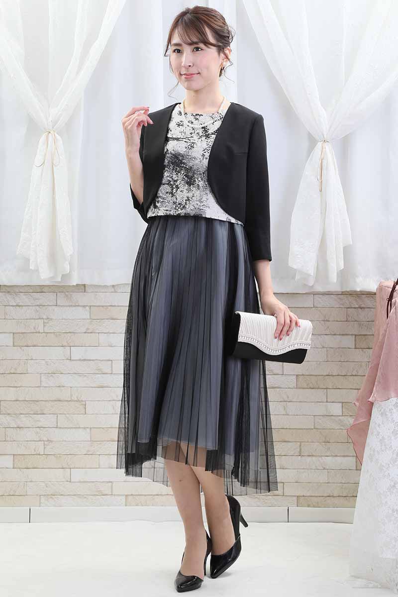 ブラックのプリーツチュールドレス
