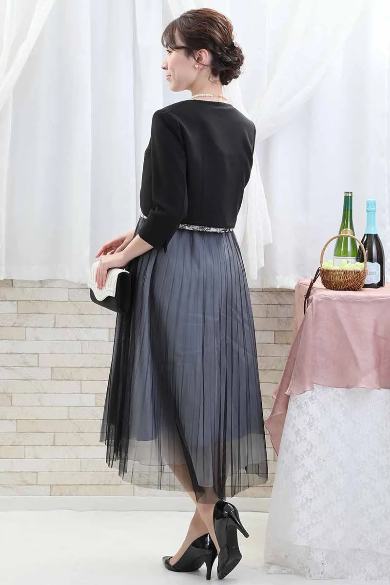 ブラックのプリーツチュールドレス