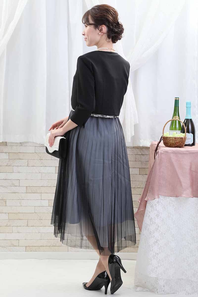 ブラックのプリーツチュールドレス