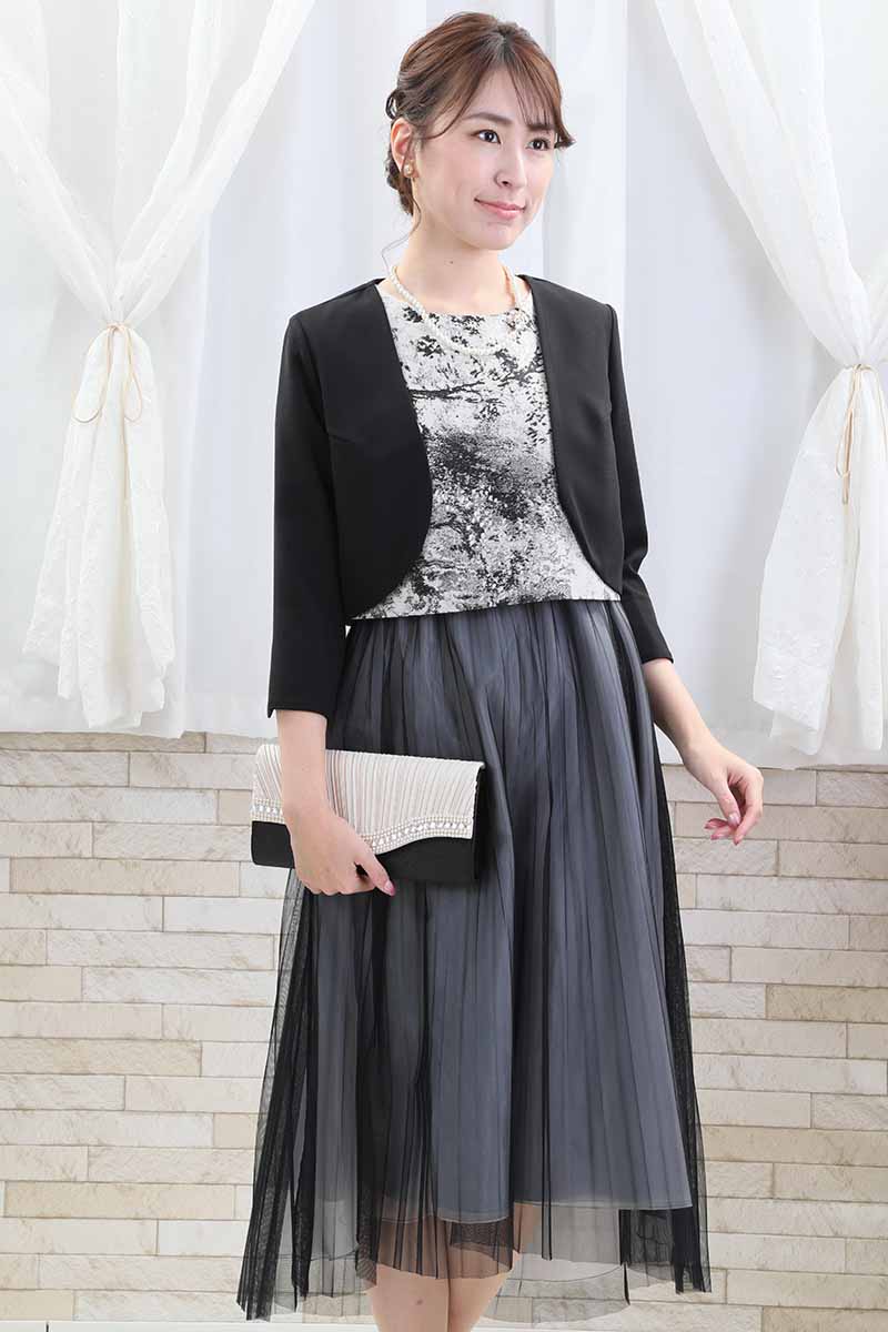 ブラックのプリーツチュールドレス