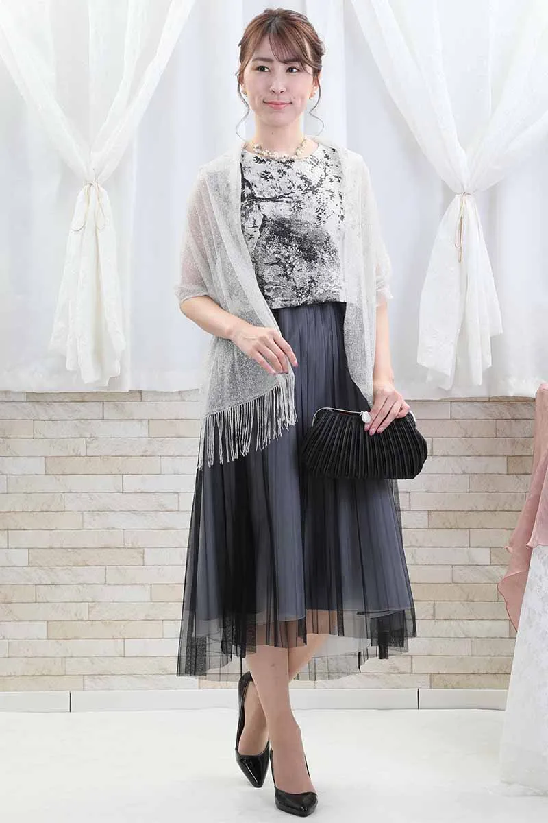 ブラックのプリーツチュールドレス