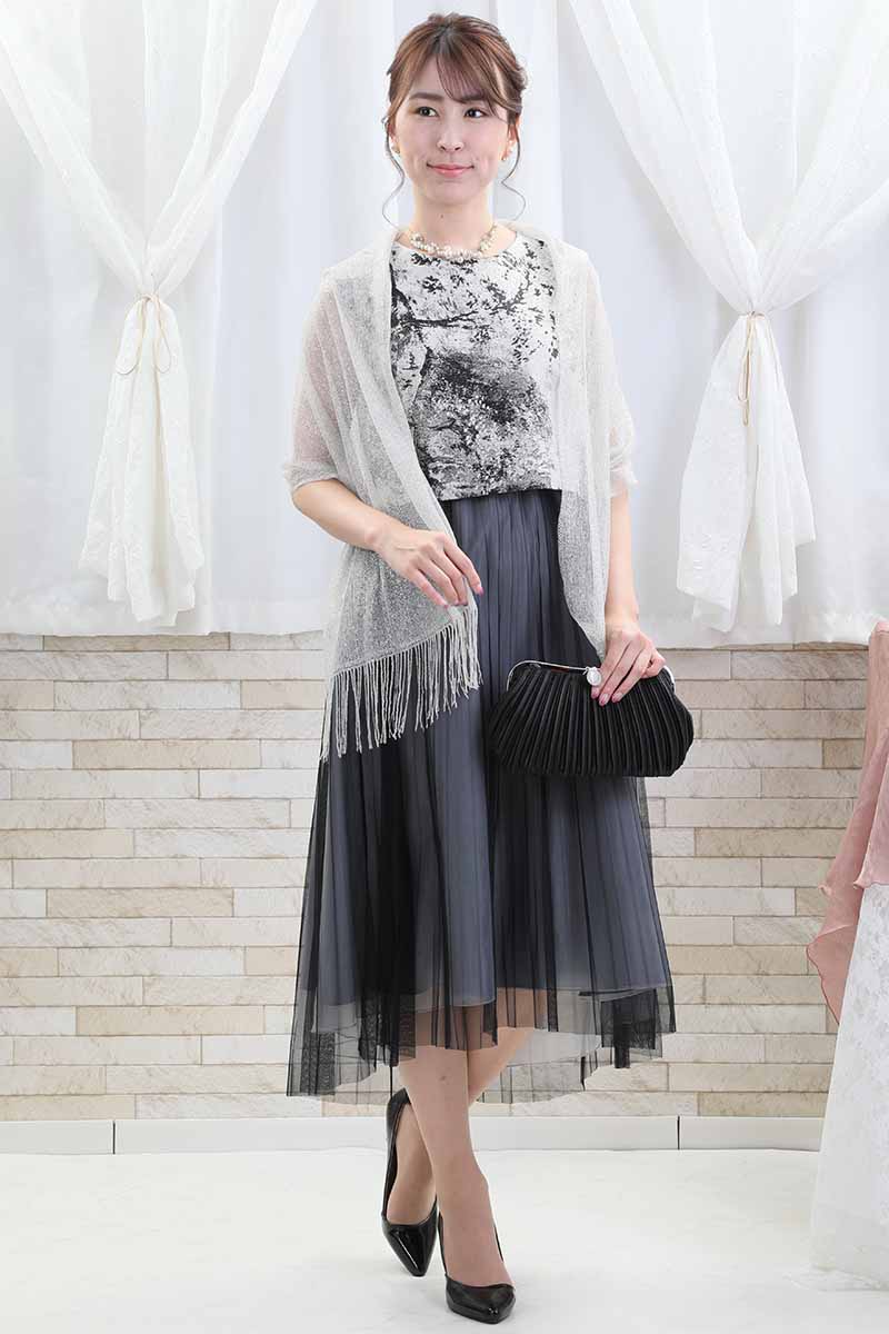 ブラックのプリーツチュールドレス