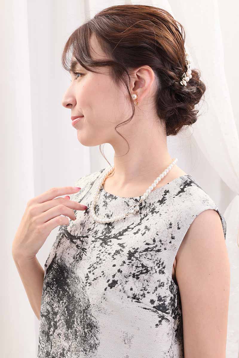 ブラックのプリーツチュールドレス