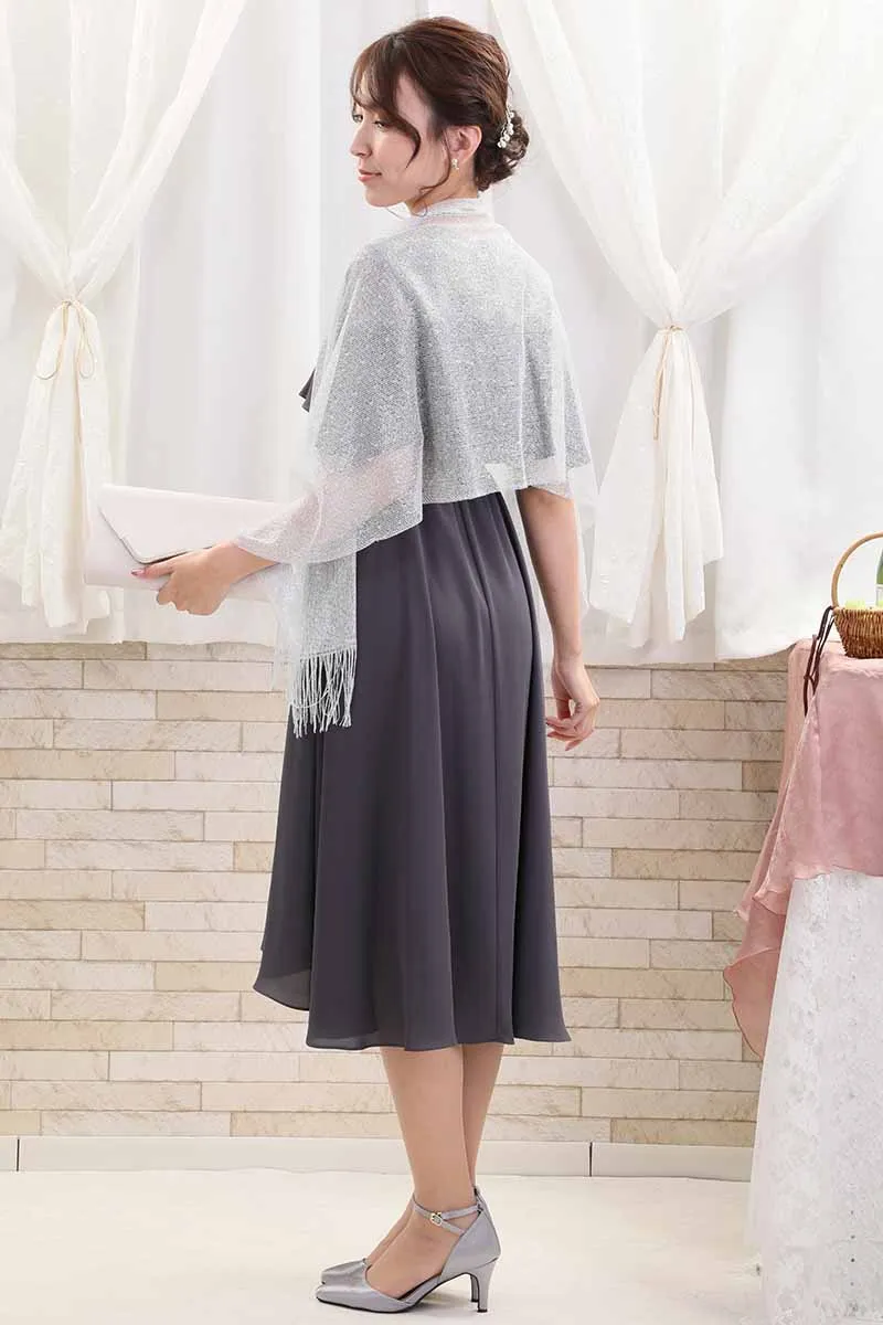 グレーのデコルテレースフィッシュテールドレス