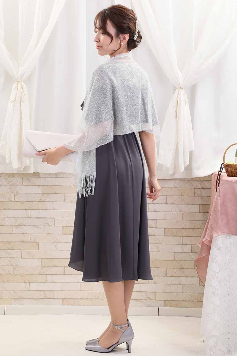 グレーのデコルテレースフィッシュテールドレス