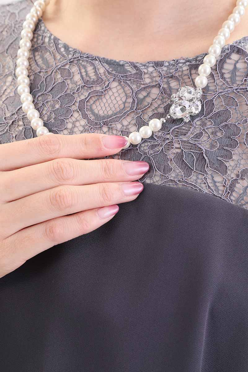 グレーのデコルテレースフィッシュテールドレス