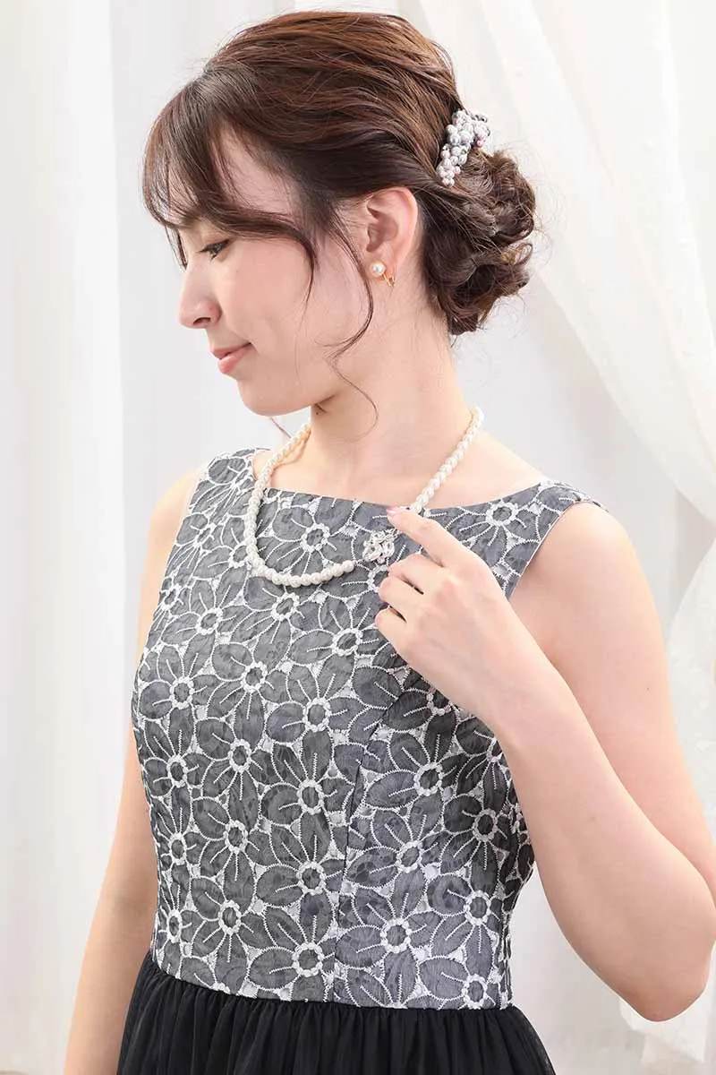 ネイビーの花柄刺繍入りロングチュールドレス