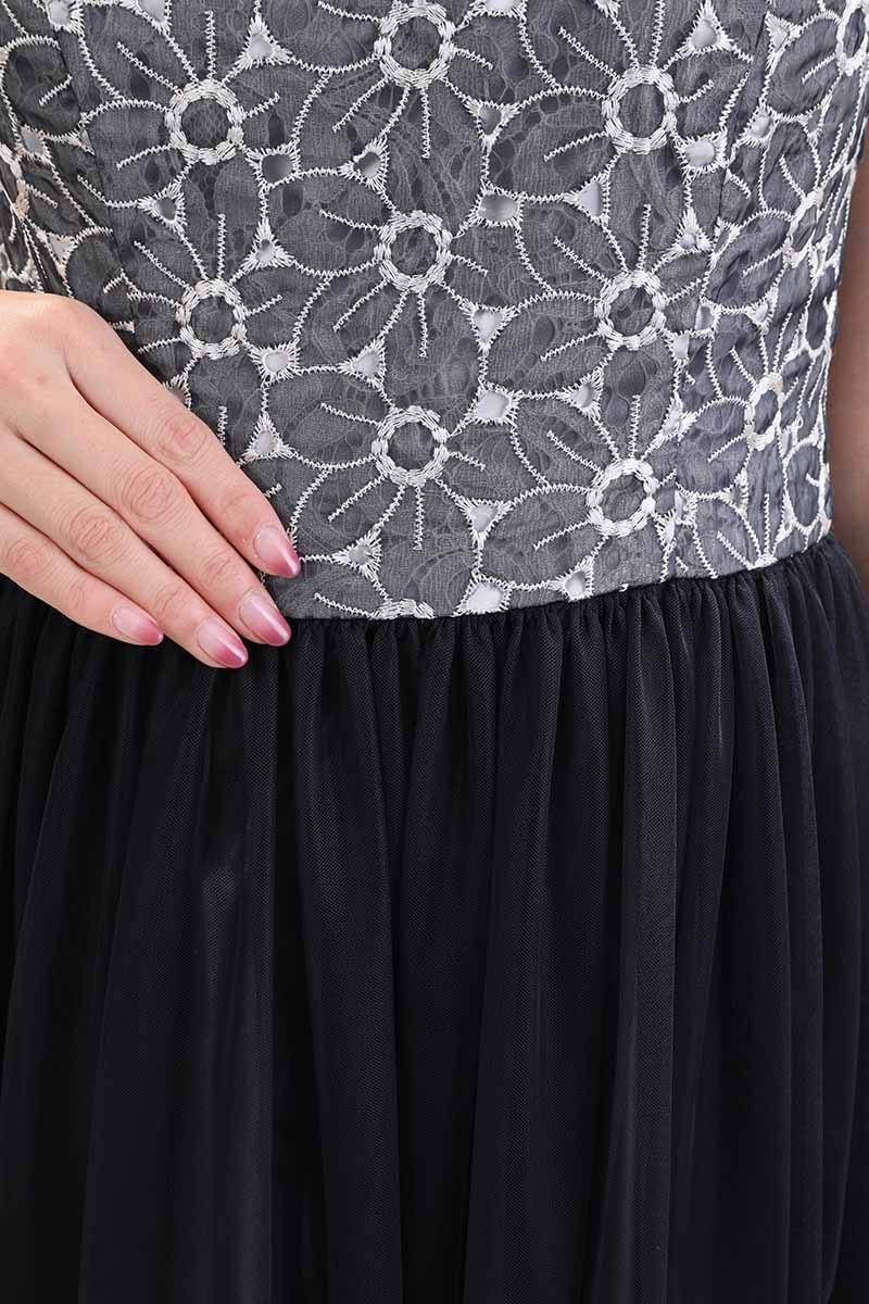 ネイビーの花柄刺繍入りロングチュールドレス