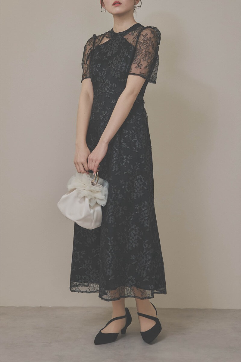 ベージュのサテンフリルバッグ