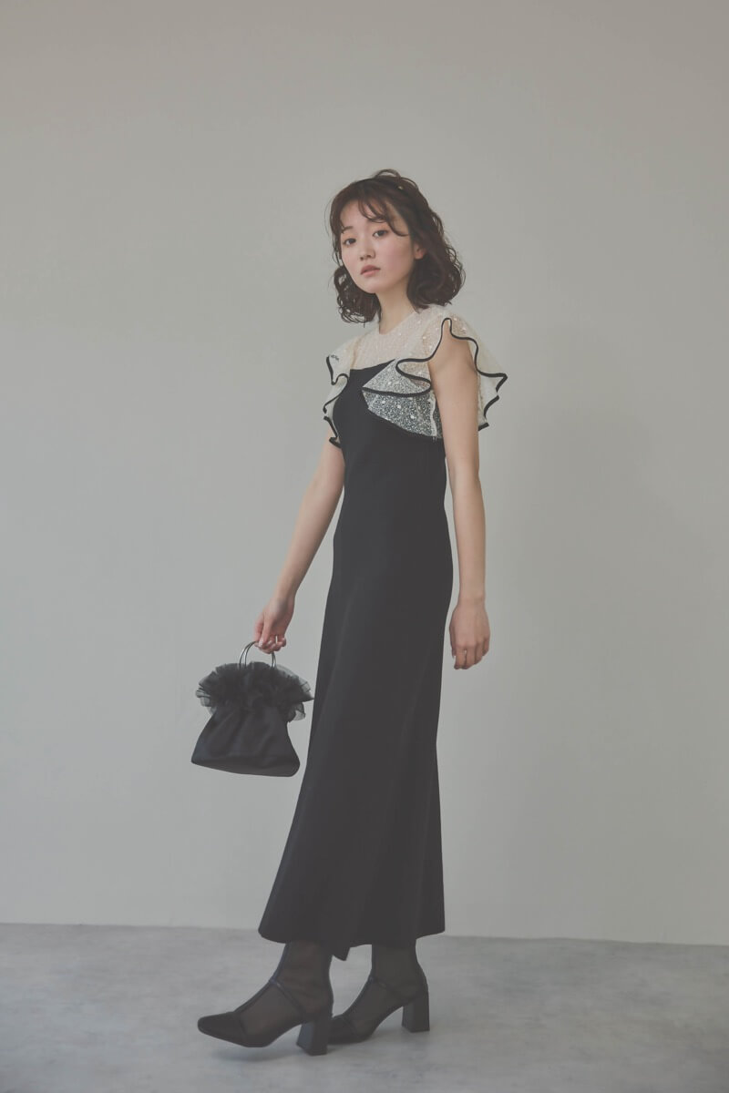 ブラックのサテンフリルバッグ