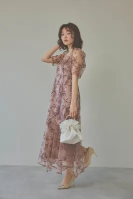 ベージュのサテンフリルバッグ