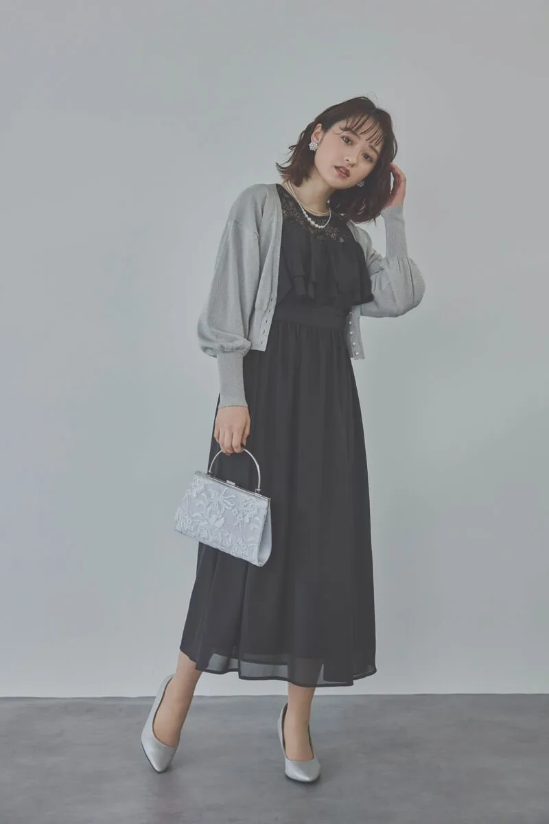 シルバーの刺しゅうレースがま口バッグ