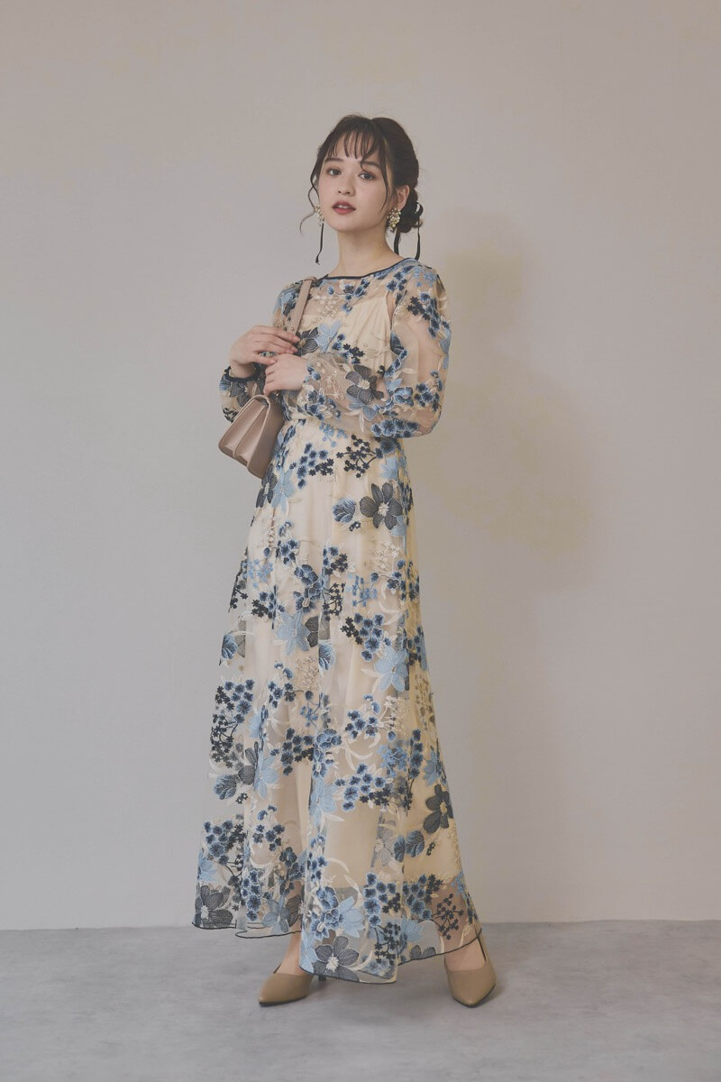 モカベージュのメタルバックルショルダーバッグ