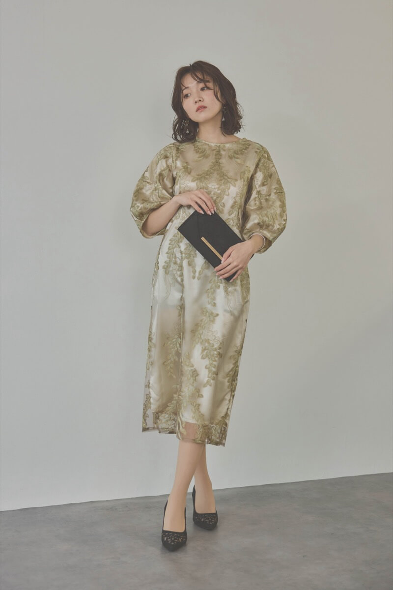 ブラックのレース×プレートクラッチバッグ