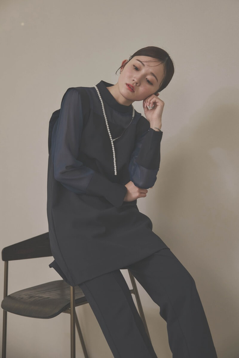 シルバーのカーブメタル×パールのロングネックレス