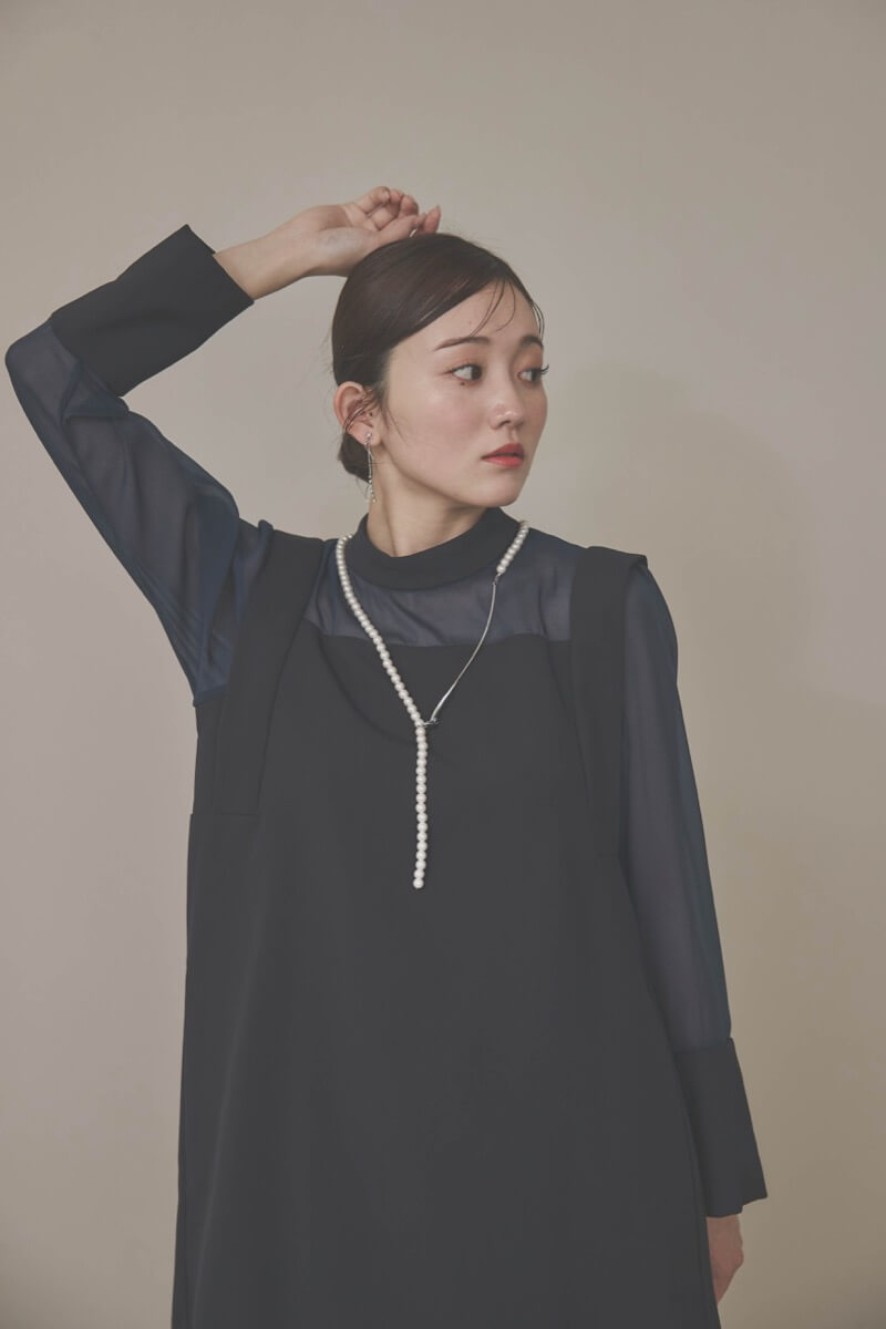 シルバーのカーブメタル×パールのロングネックレス