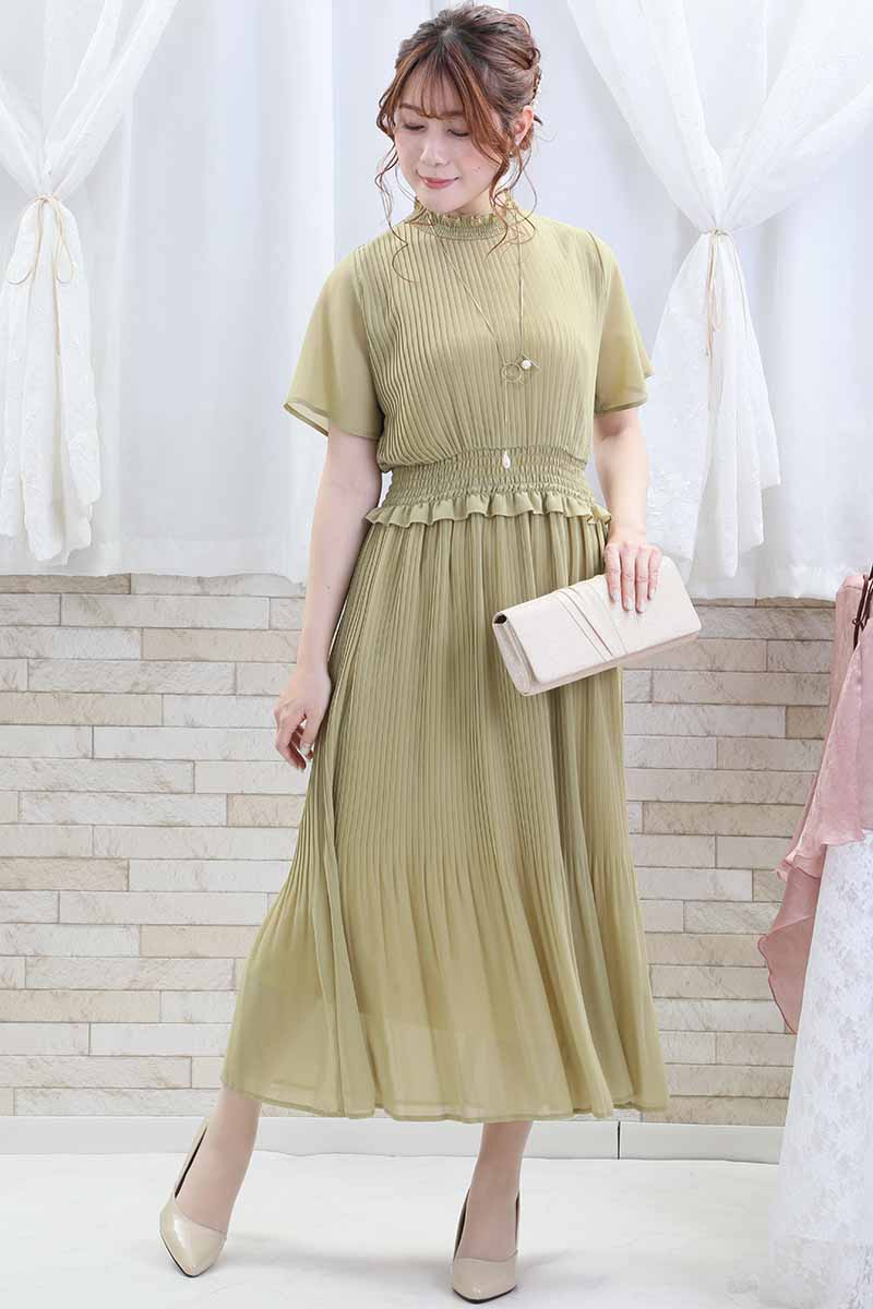 ライトグリーンのフリル付きプリーツドレス