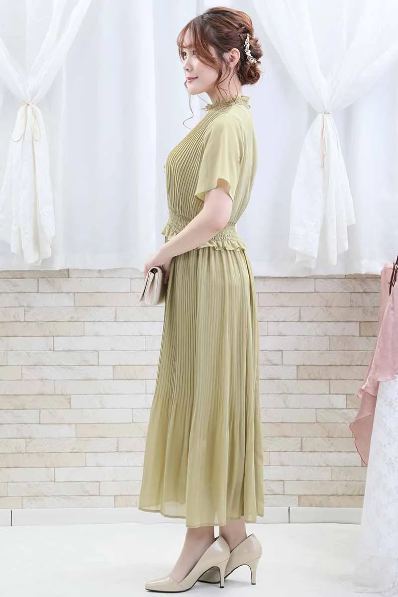 ライトグリーンのフリル付きプリーツドレス