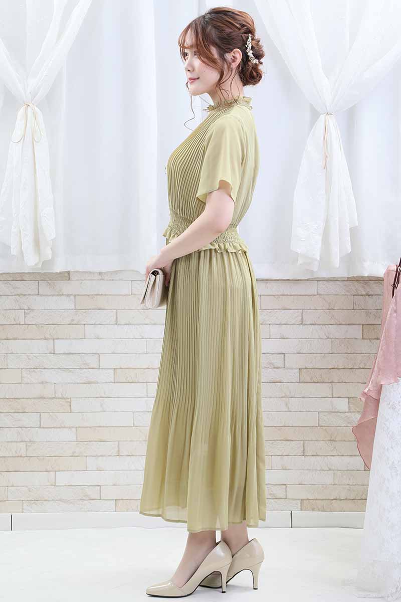 ライトグリーンのフリル付きプリーツドレス