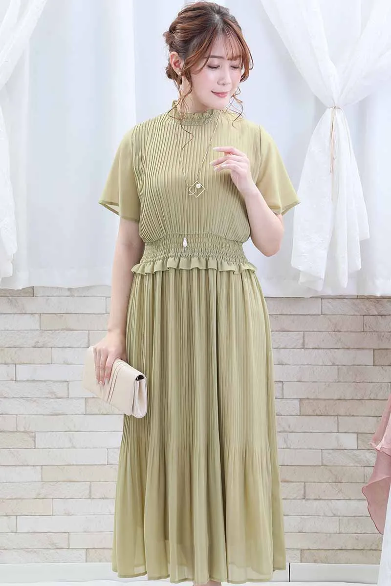 ライトグリーンのフリル付きプリーツドレス