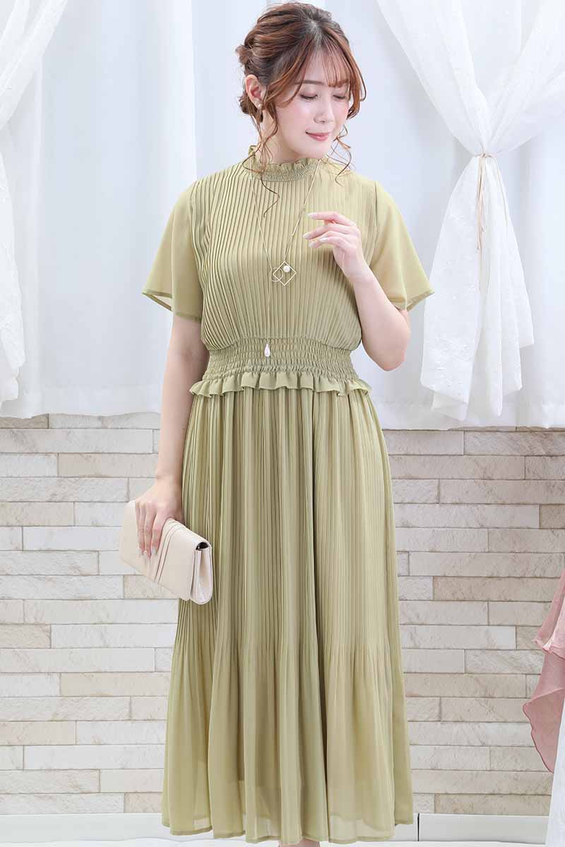 ライトグリーンのフリル付きプリーツドレス
