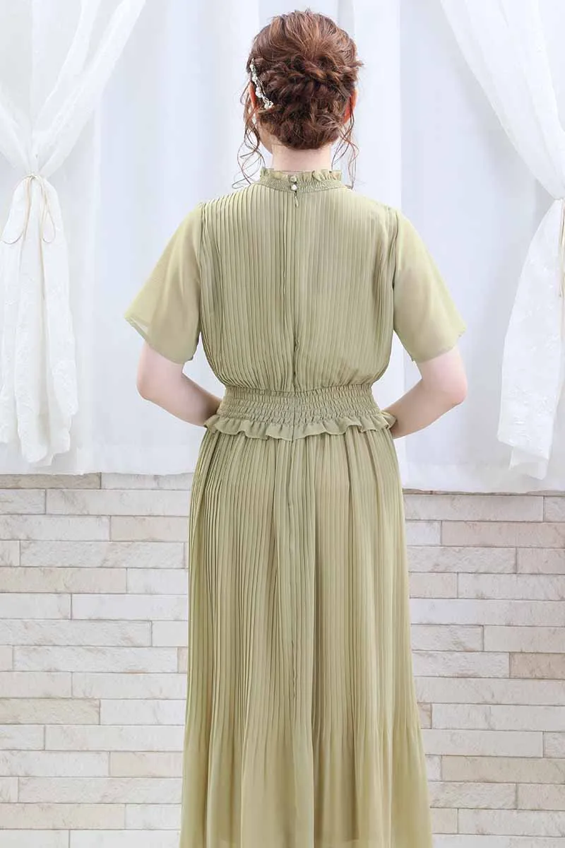 ライトグリーンのフリル付きプリーツドレス