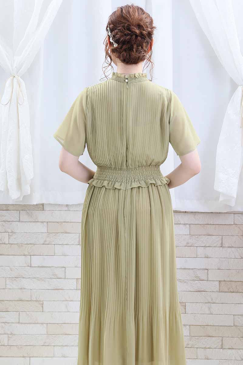 ライトグリーンのフリル付きプリーツドレス
