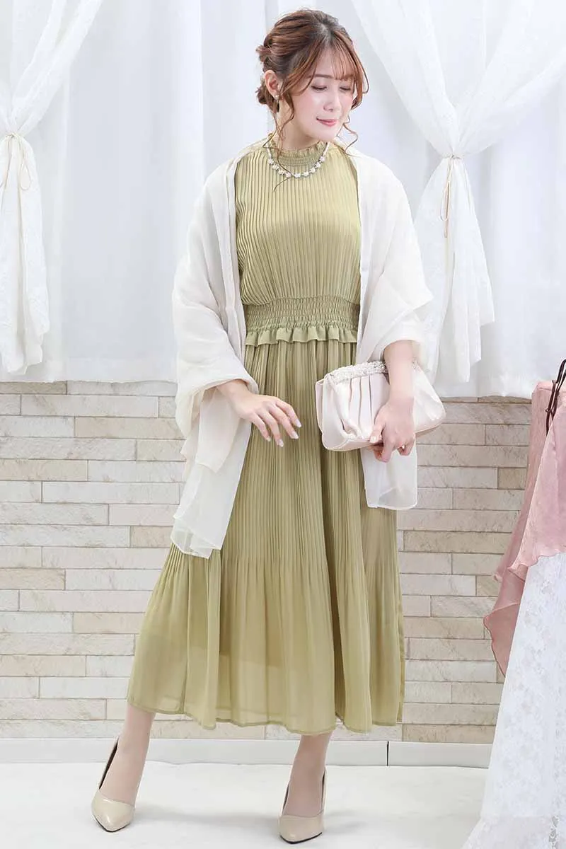 ライトグリーンのフリル付きプリーツドレス