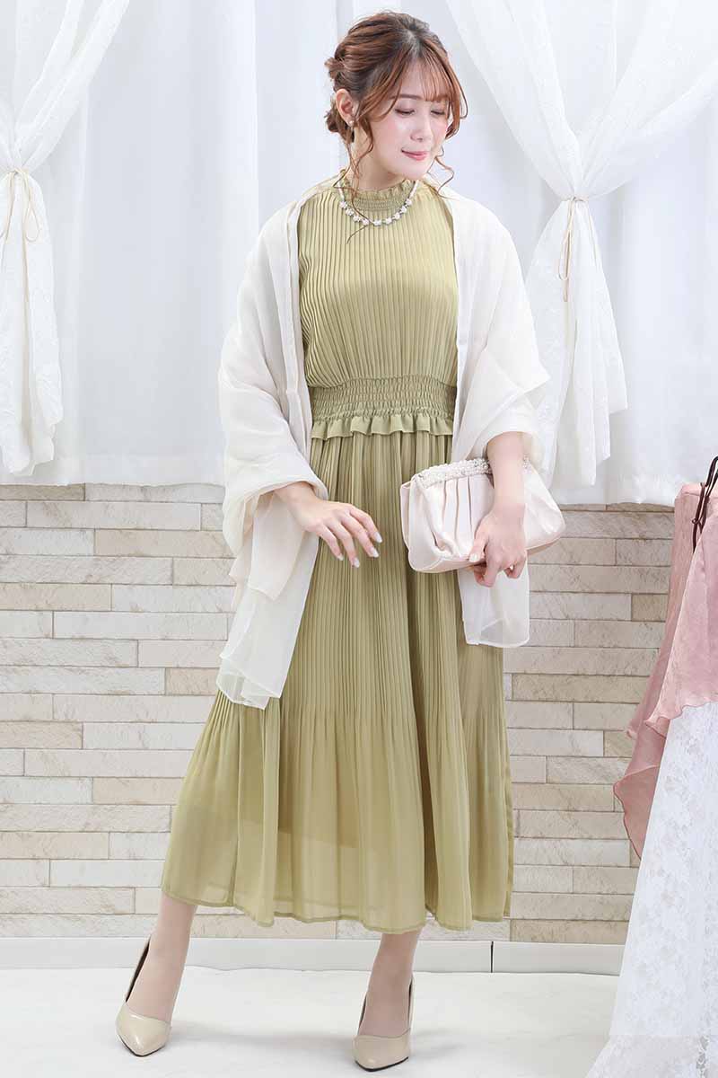 ライトグリーンのフリル付きプリーツドレス