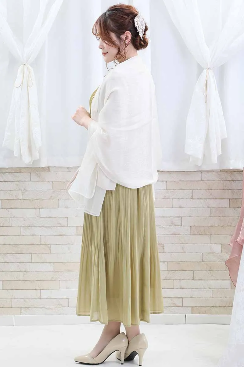 ライトグリーンのフリル付きプリーツドレス