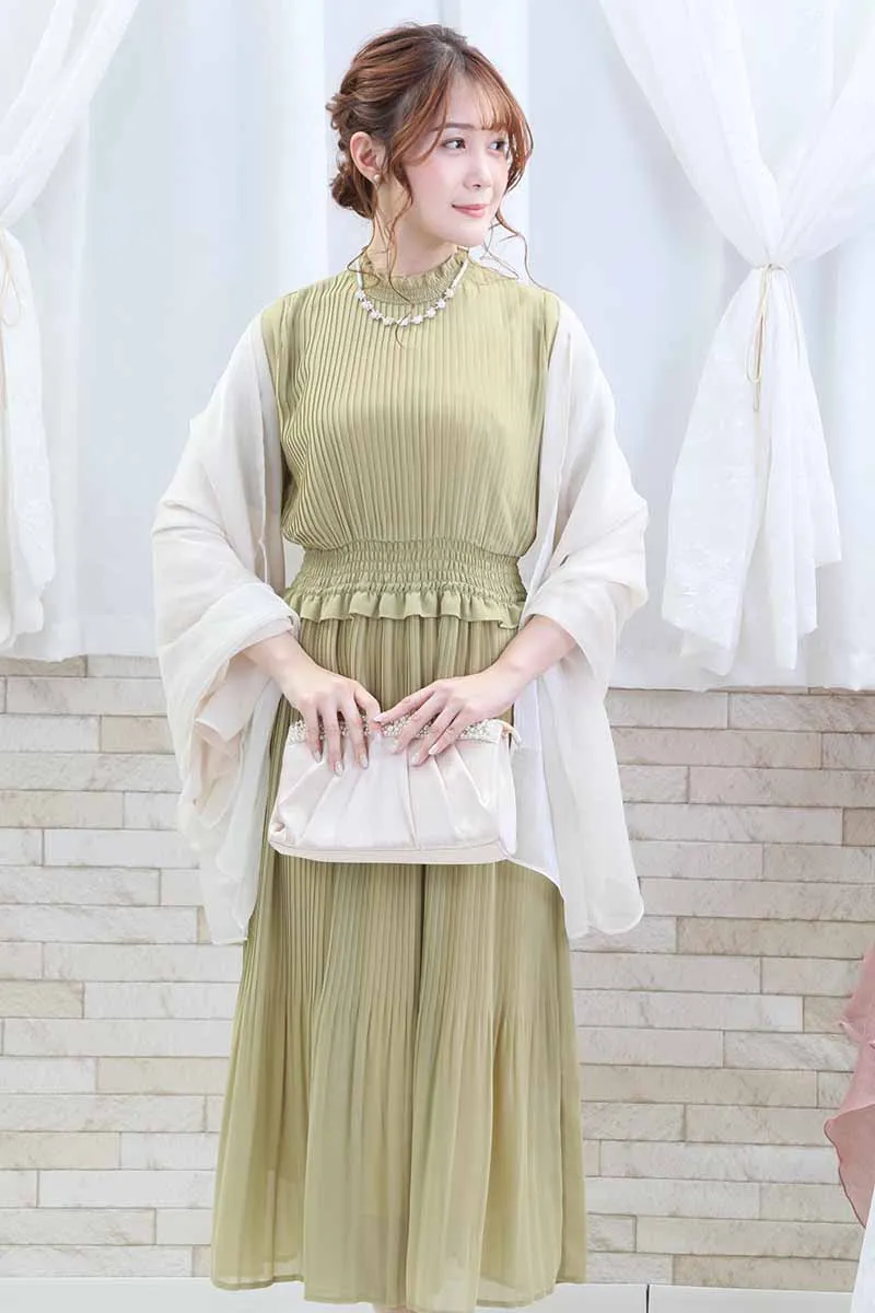 ライトグリーンのフリル付きプリーツドレス