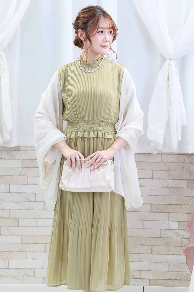 ライトグリーンのフリル付きプリーツドレス