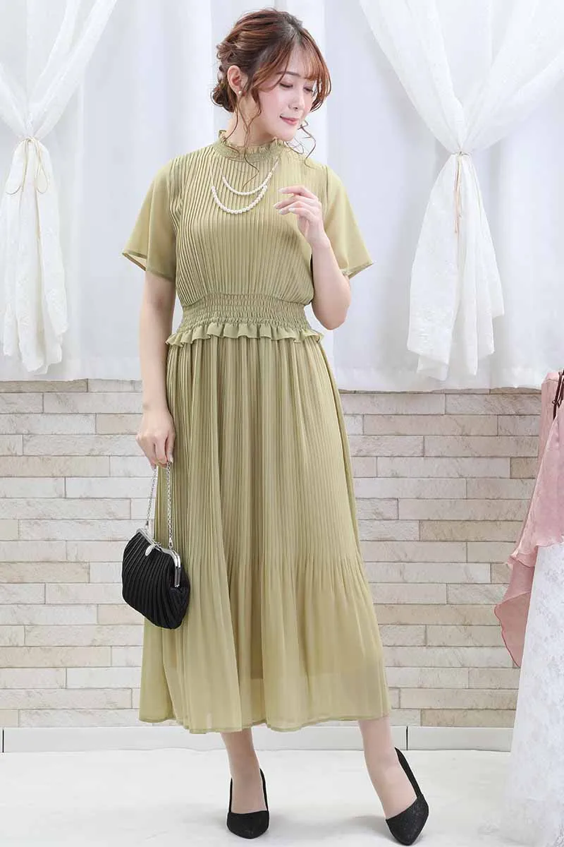 ライトグリーンのフリル付きプリーツドレス