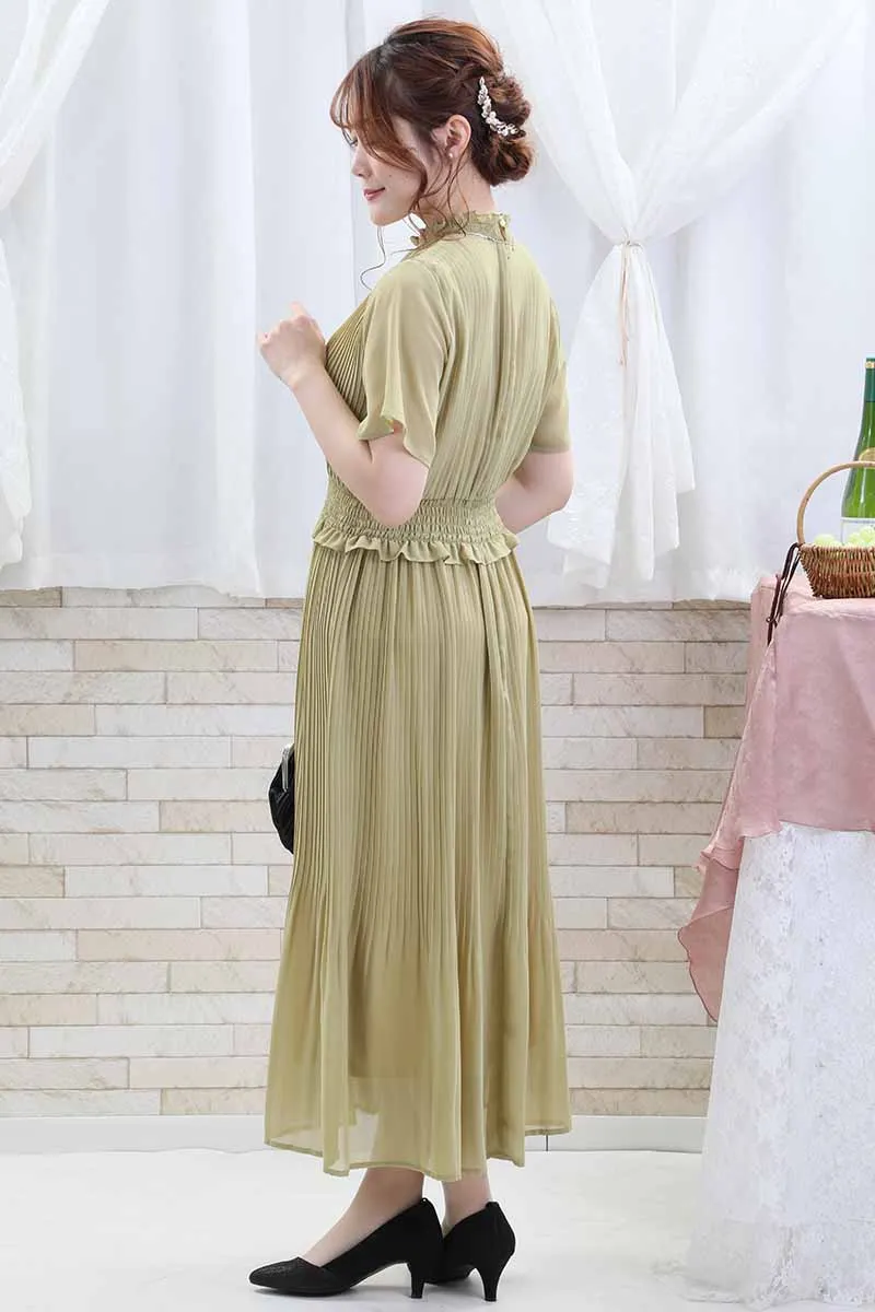 ライトグリーンのフリル付きプリーツドレス