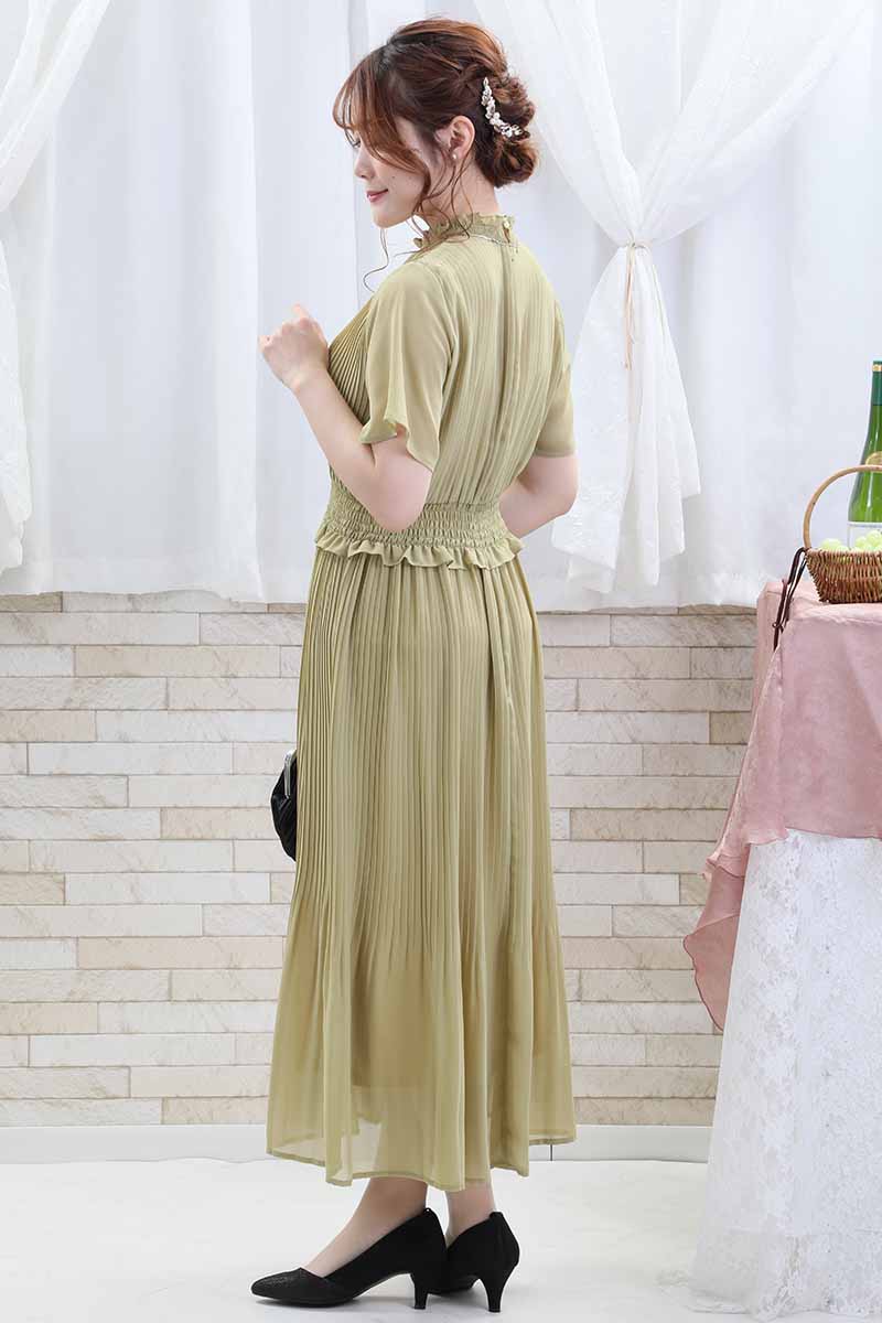 ライトグリーンのフリル付きプリーツドレス