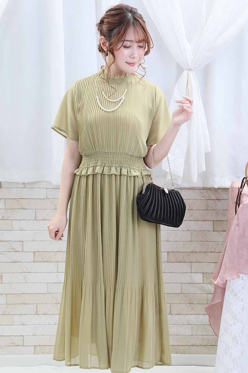 ライトグリーンのフリル付きプリーツドレス