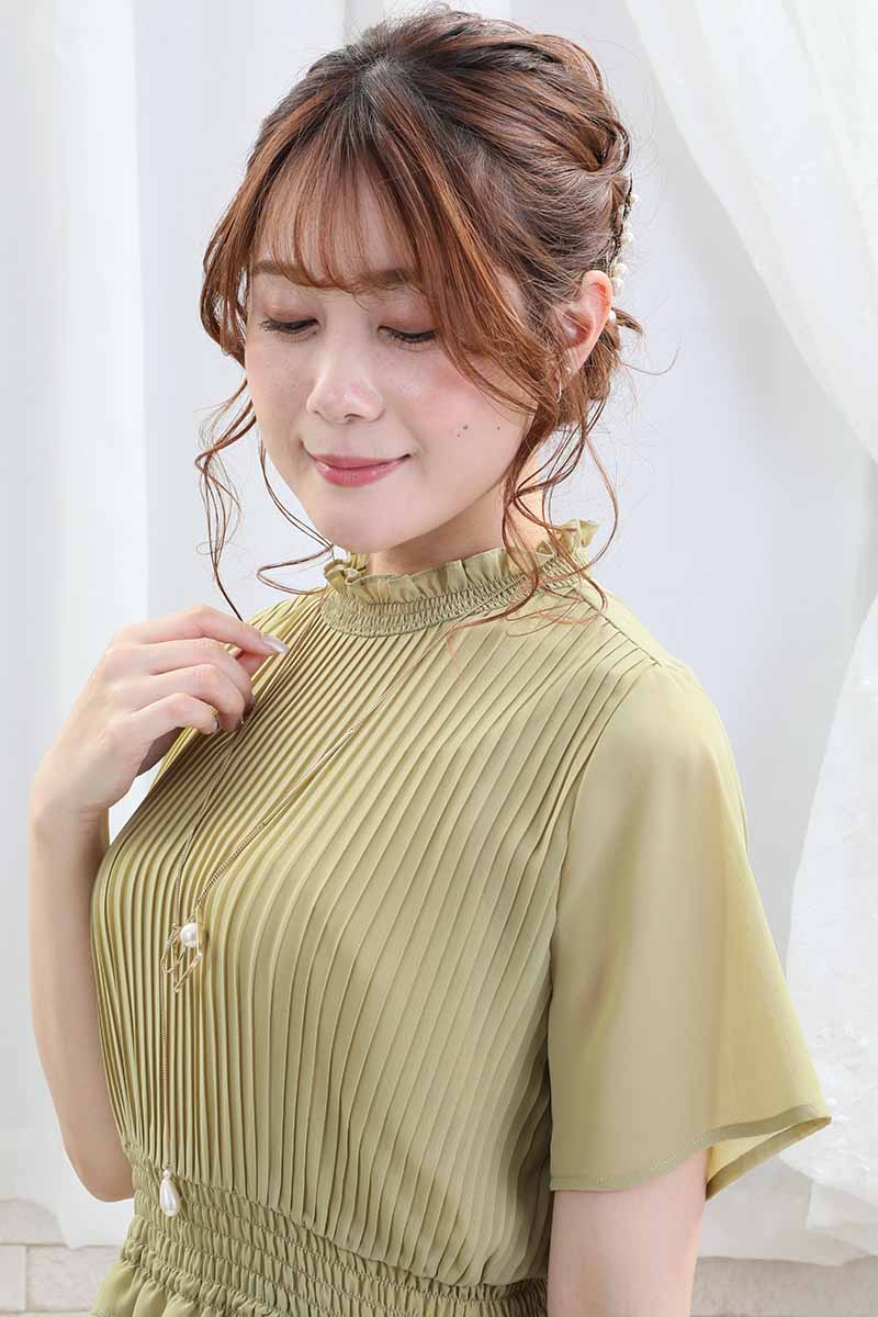 ライトグリーンのフリル付きプリーツドレス