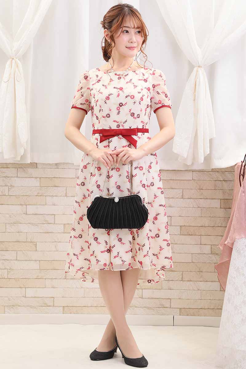 ライトベージュのミニフラワー刺繍入りドレス