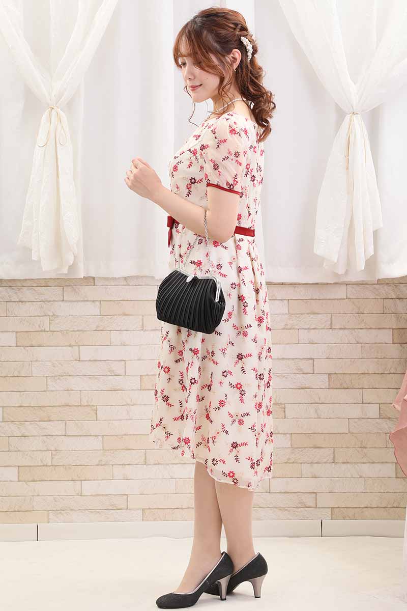 ライトベージュのミニフラワー刺繍入りドレス