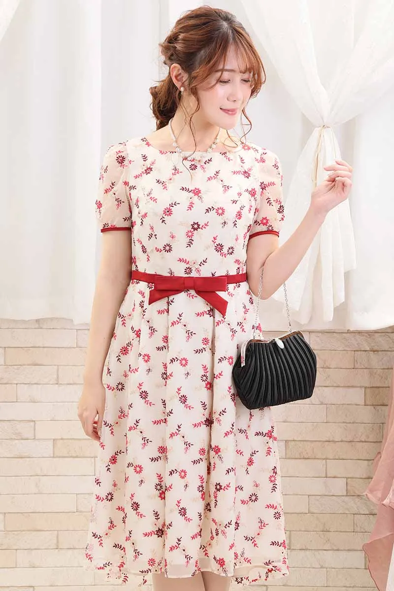 ライトベージュのミニフラワー刺繍入りドレス