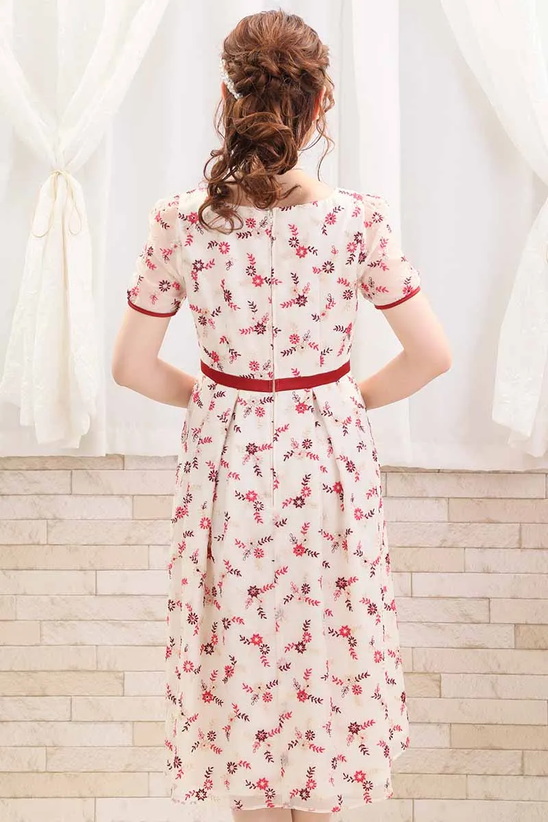 ライトベージュのミニフラワー刺繍入りドレス