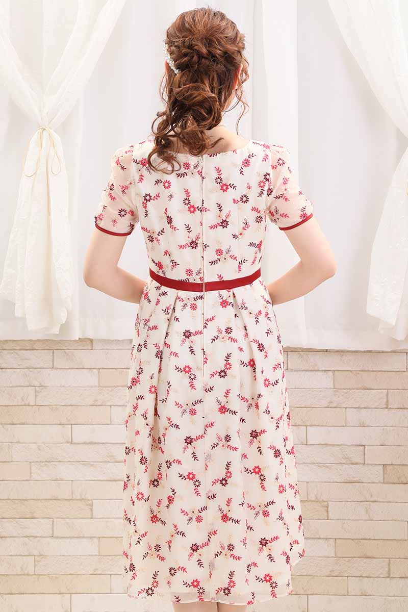 ライトベージュのミニフラワー刺繍入りドレス