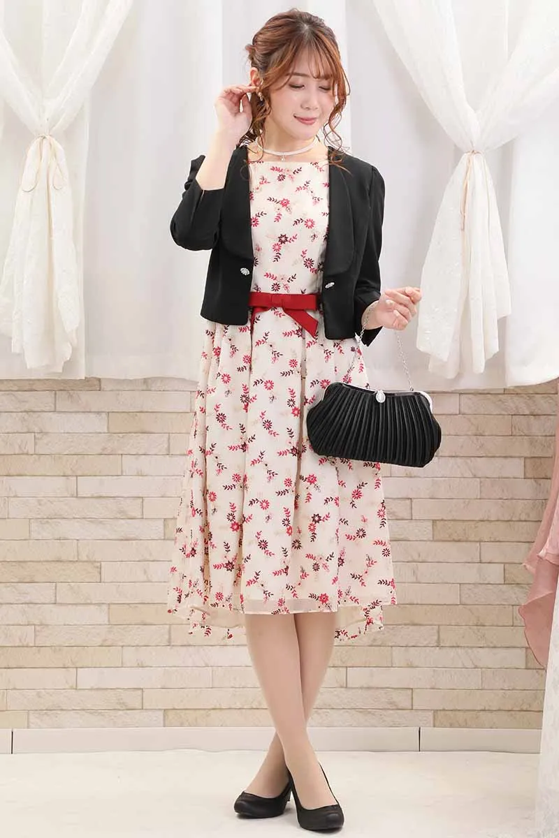 ライトベージュのミニフラワー刺繍入りドレス