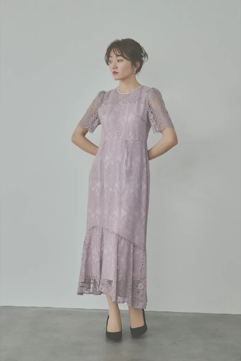 ピンクのファインレースドレス