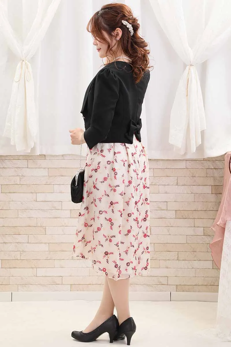 ライトベージュのミニフラワー刺繍入りドレス