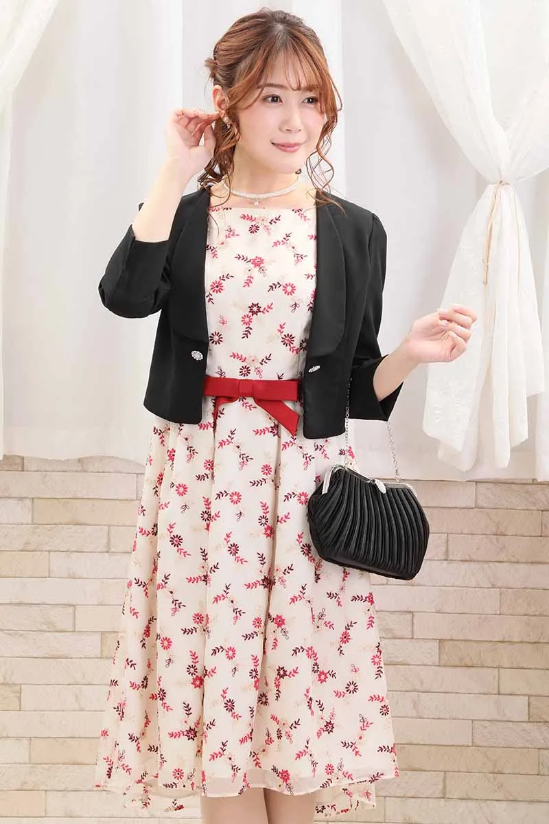 ライトベージュのミニフラワー刺繍入りドレス