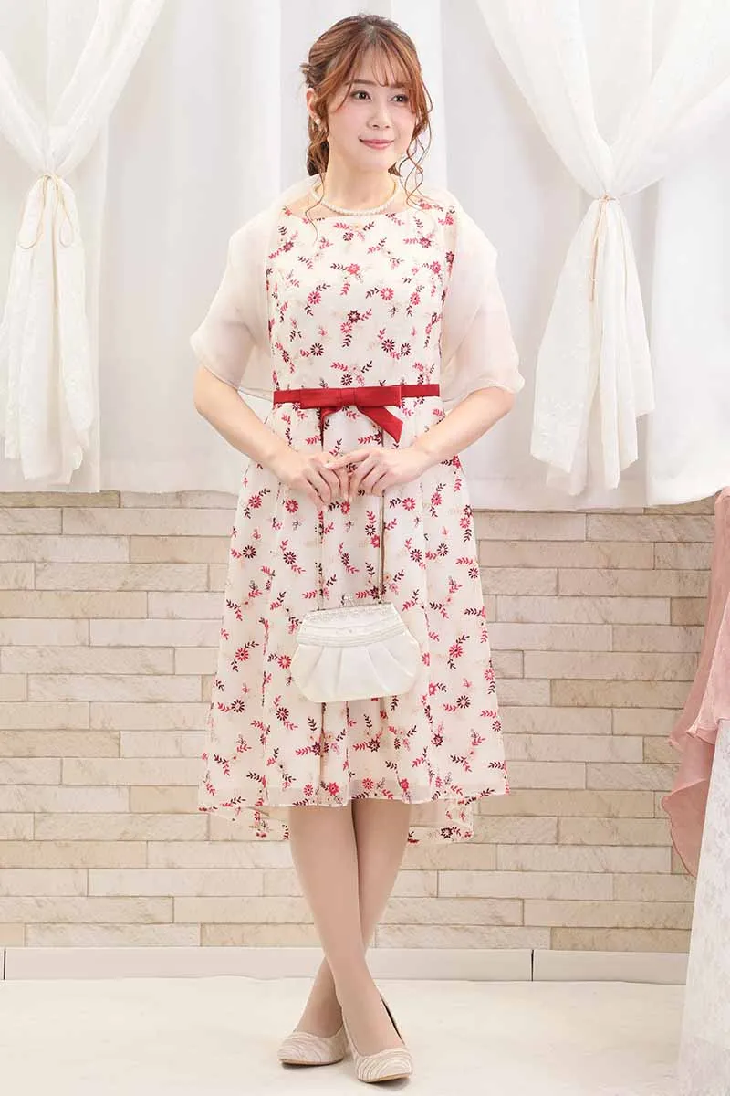 ライトベージュのミニフラワー刺繍入りドレス