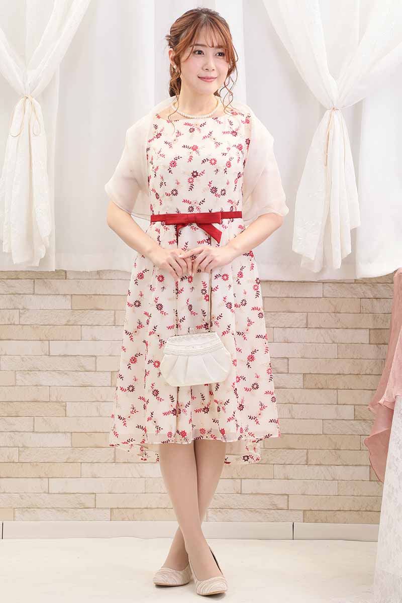 ライトベージュのミニフラワー刺繍入りドレス