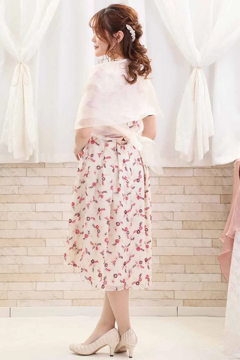 ライトベージュのミニフラワー刺繍入りドレス